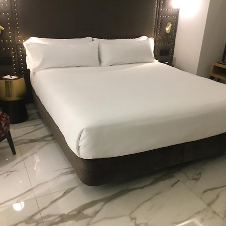 Hotel Las Tres Campanas Бадахос Екстериор снимка