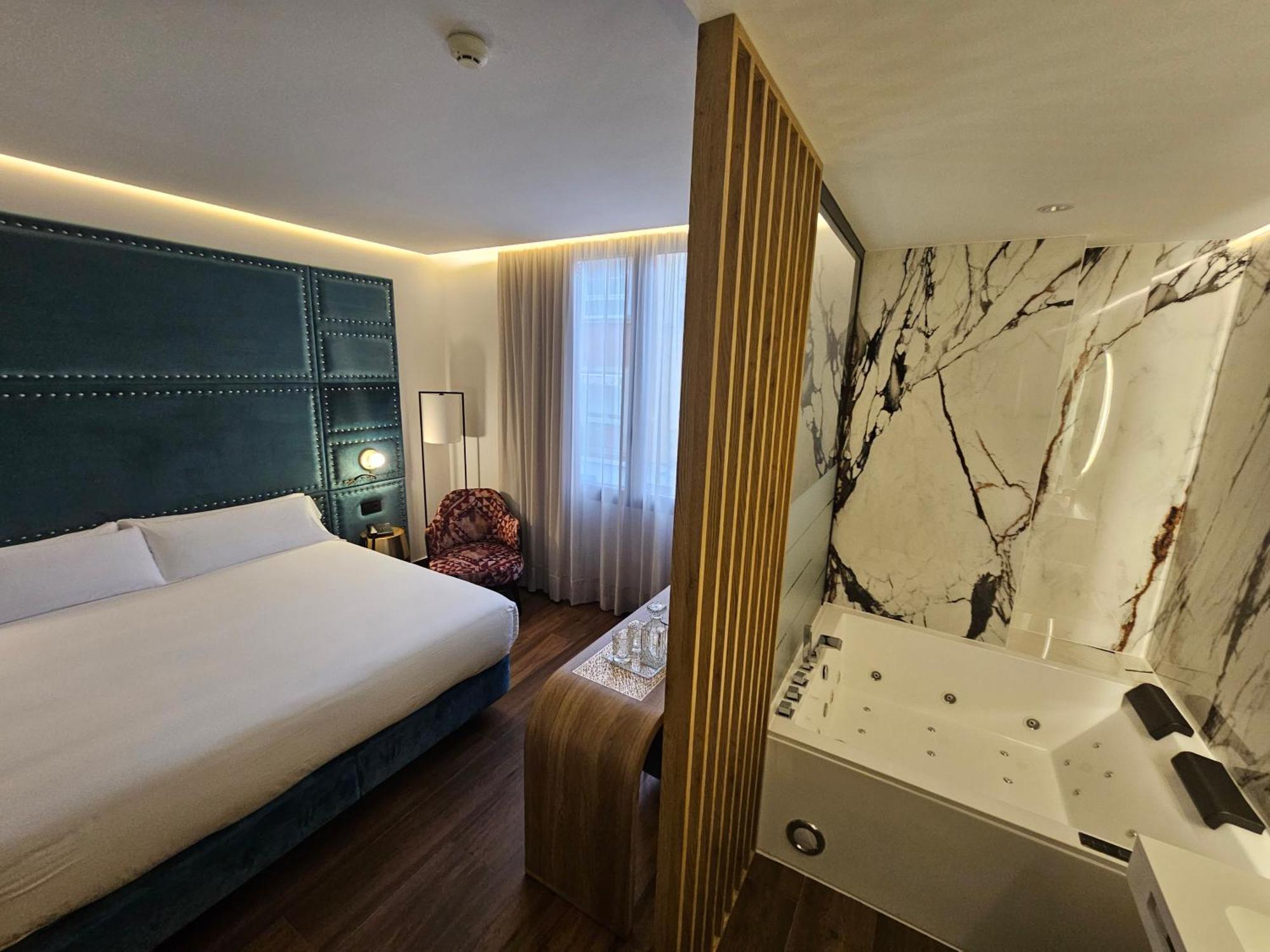 Hotel Las Tres Campanas Бадахос Екстериор снимка