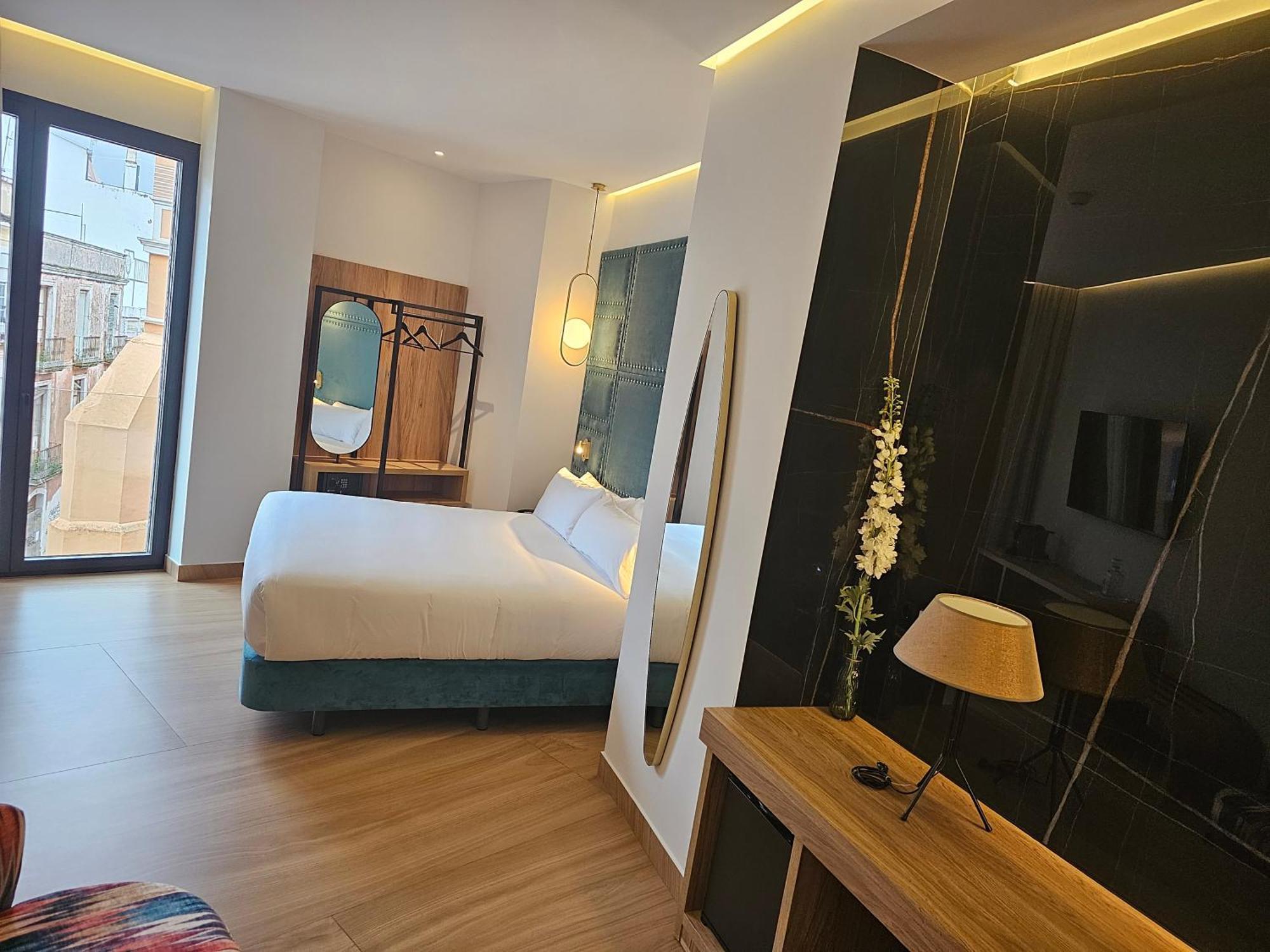 Hotel Las Tres Campanas Бадахос Екстериор снимка