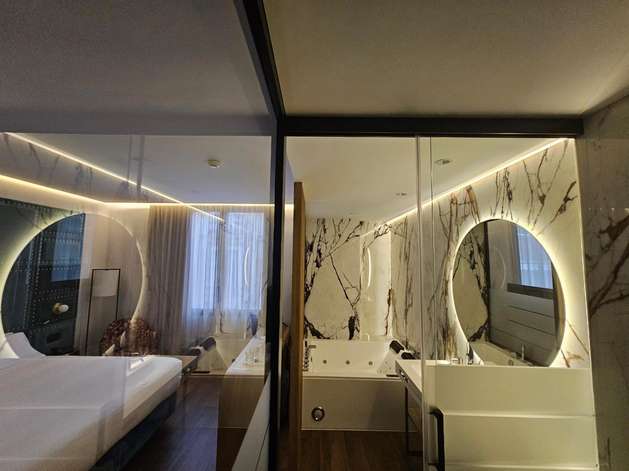 Hotel Las Tres Campanas Бадахос Екстериор снимка